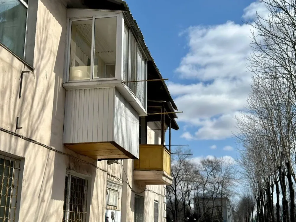 От штрафа до уголовного дела: эксперты рассказали, почему нельзя превращать балкон в кладовку