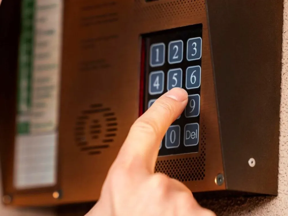 Универсальный код домофона обещают мошенники жителям ЕАО