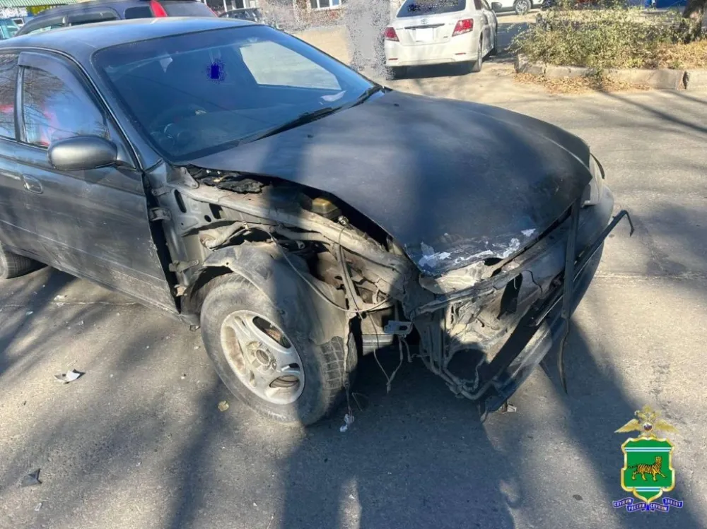 Автоледи не уступила дорогу и въехала в другой автомобиль в Биробиджане