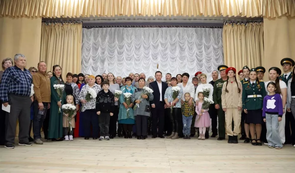Председатель парламента ЕАО Роман Бойко вручил медали общественного признания «Отец солдата» жителям села Биджан – отцам, чьи сыновья ушли защищать Родину в зоне спецоперации