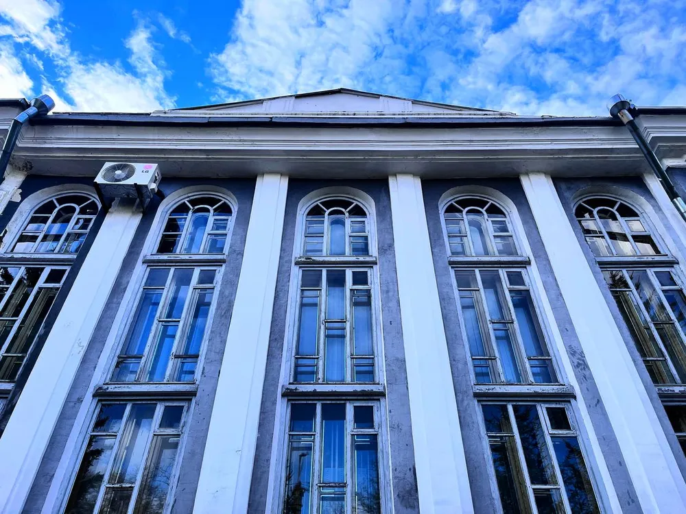 Прокуратура потребовала срочного ремонта областной библиотеки в Биробиджане