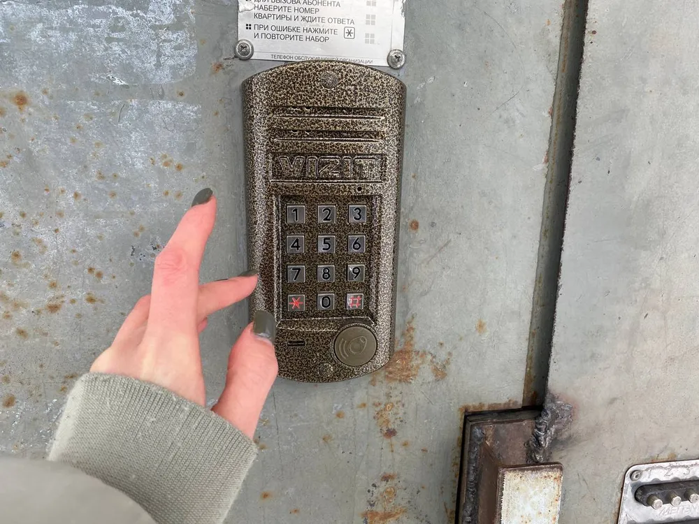 Взломали через домофон личный кабинет «Госуслуг» мошенники в Биробиджане