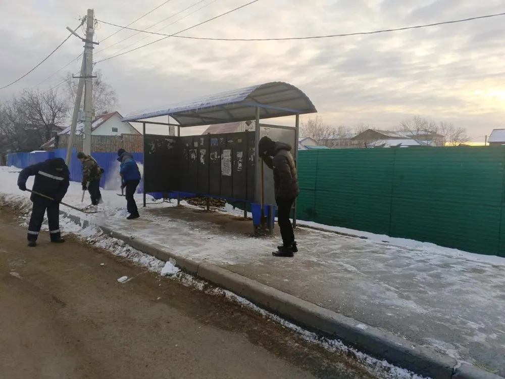 Коммунальные службы Биробиджана активно очищают улицы от снега и наката