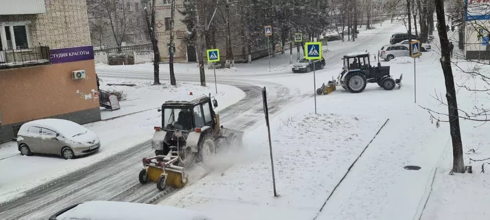 Коммунальные службы Биробиджана приступили к расчистке дорог после снегопада