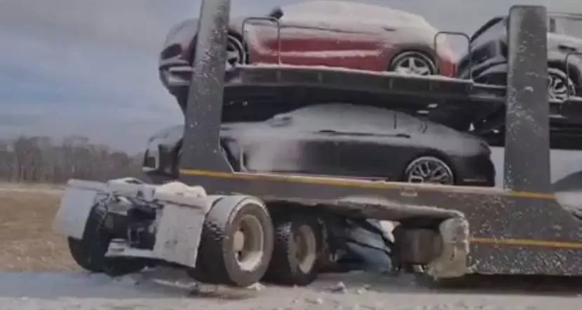 Автовоз съехал в кювет, а кроссовер перевернулся на трассе Чита-Хабаровск