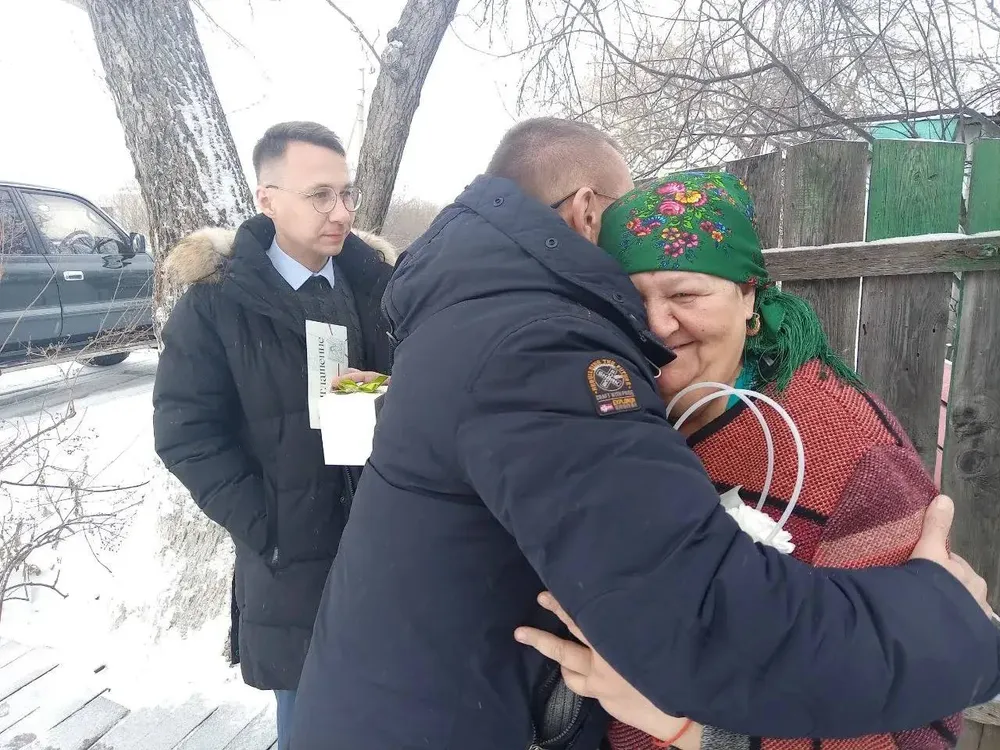 Уникальные свечи с молитвой подарили мамам погибших героев СВО в ЕАО