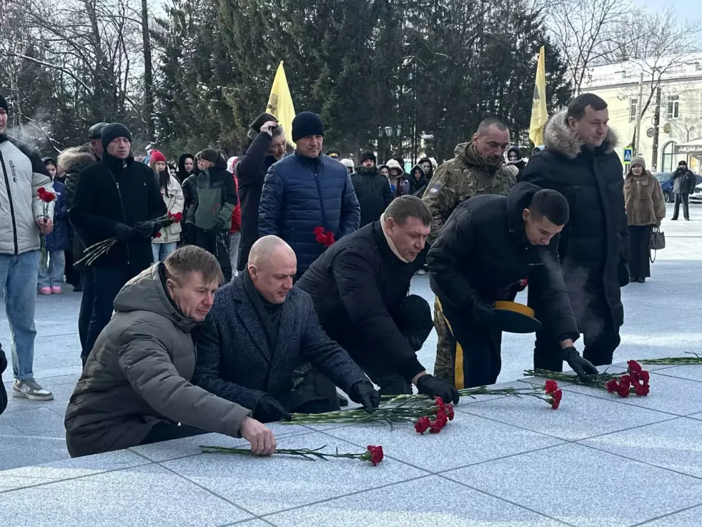 В сквере Победы возложили цветы ко Дню Неизвестного Солдата в Биробиджане