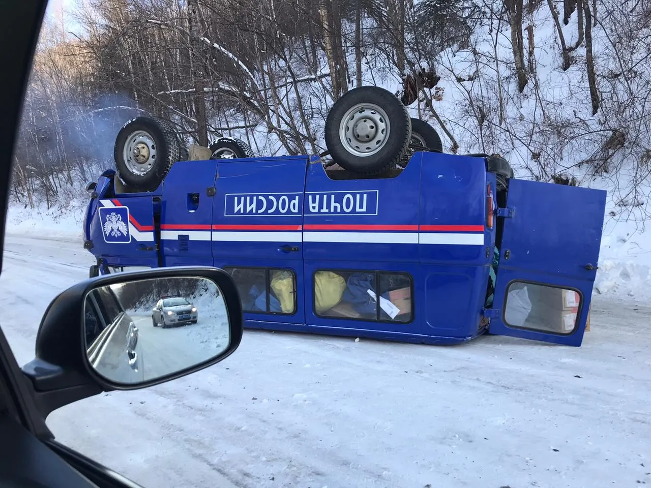 Лёг на крышу автомобиль «Почты России» посреди дороги в ЕАО