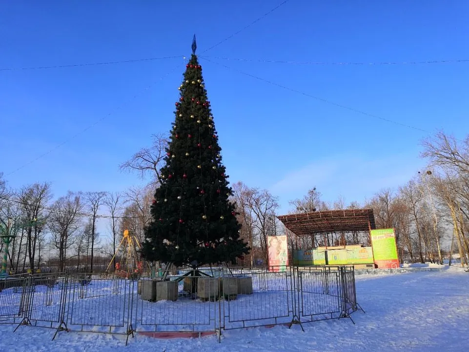 Почти готов к Новому году городской парк в Биробиджане