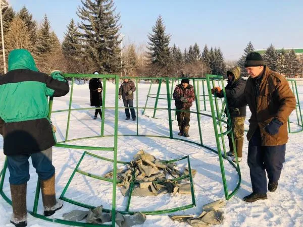 Начали собирать огромную искусственную ель на площади им. Ленина в Биробиджане