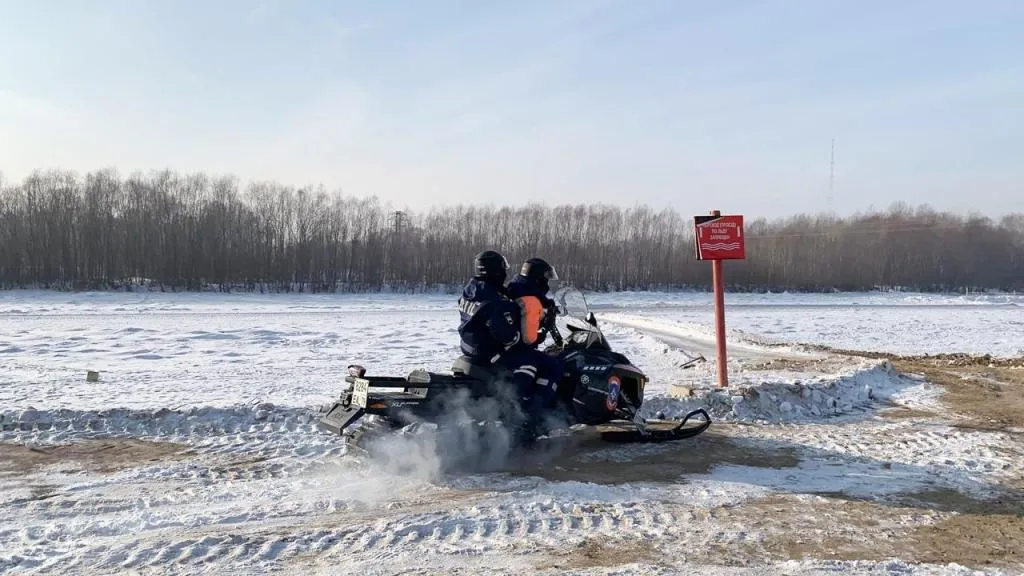 В "погоню" за снегоходцами по замерзшей реке отправились спасатели из ЕАО