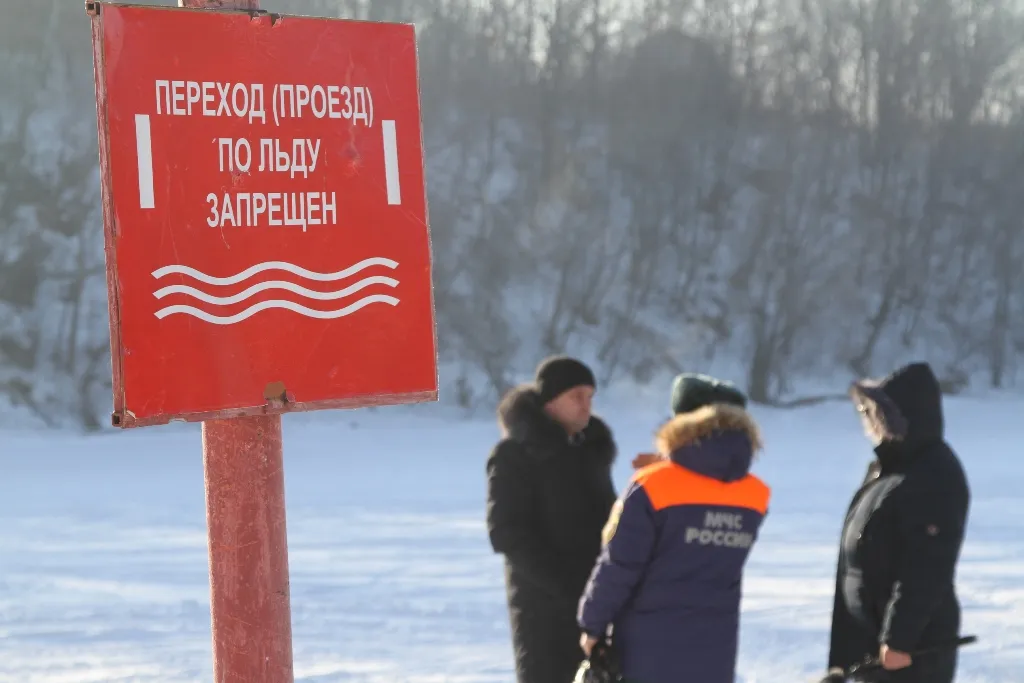 Вандалы на льду: запрещающие выход и выезд на лёд знаки уничтожены в Биробиджане