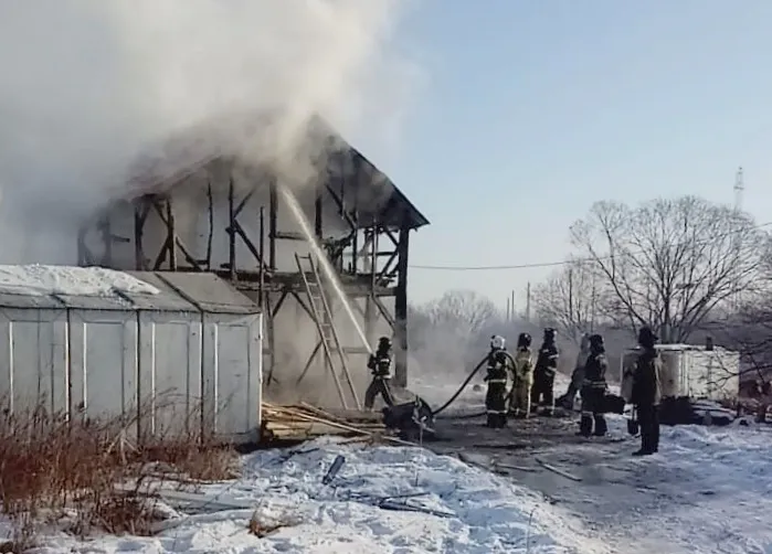 Частный дом с газовым баллоном загорелся сегодня в ЕАО