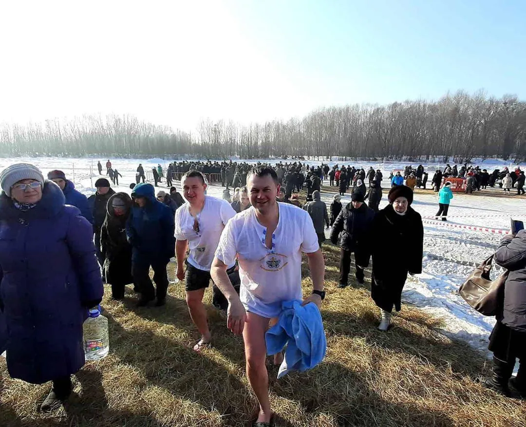 Сотни биробиджанцев встретили Крещение в ледяной воде