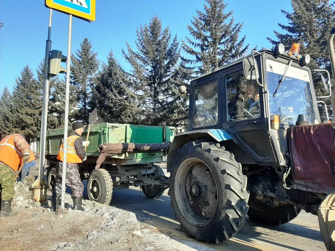 «Чёрному» снегу не место в Биробиджане: коммунальные службы наводят порядок на улицах города