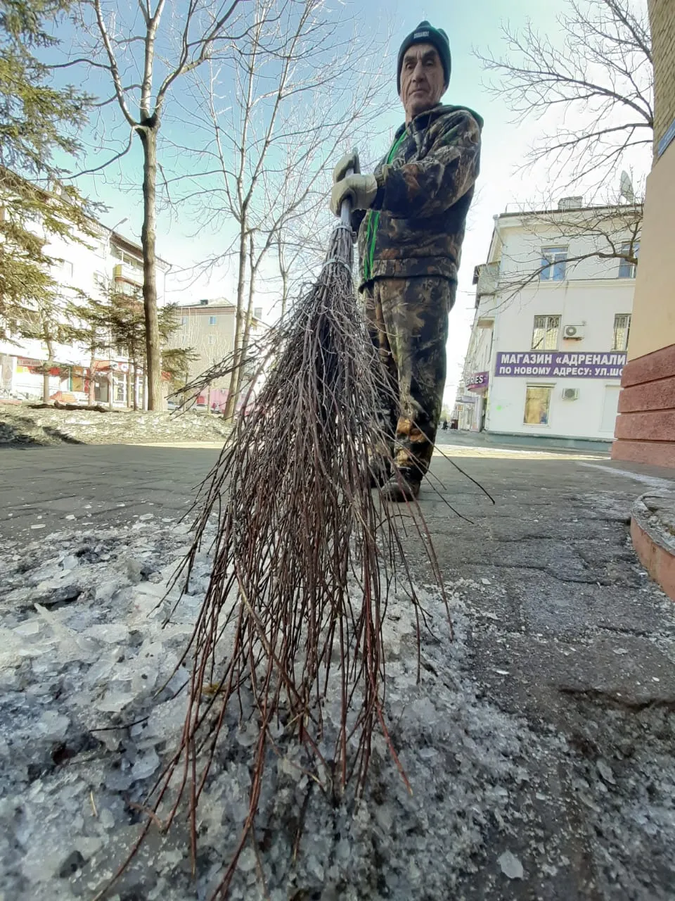 Бороться с мусором на улицах продолжают в Биробиджане