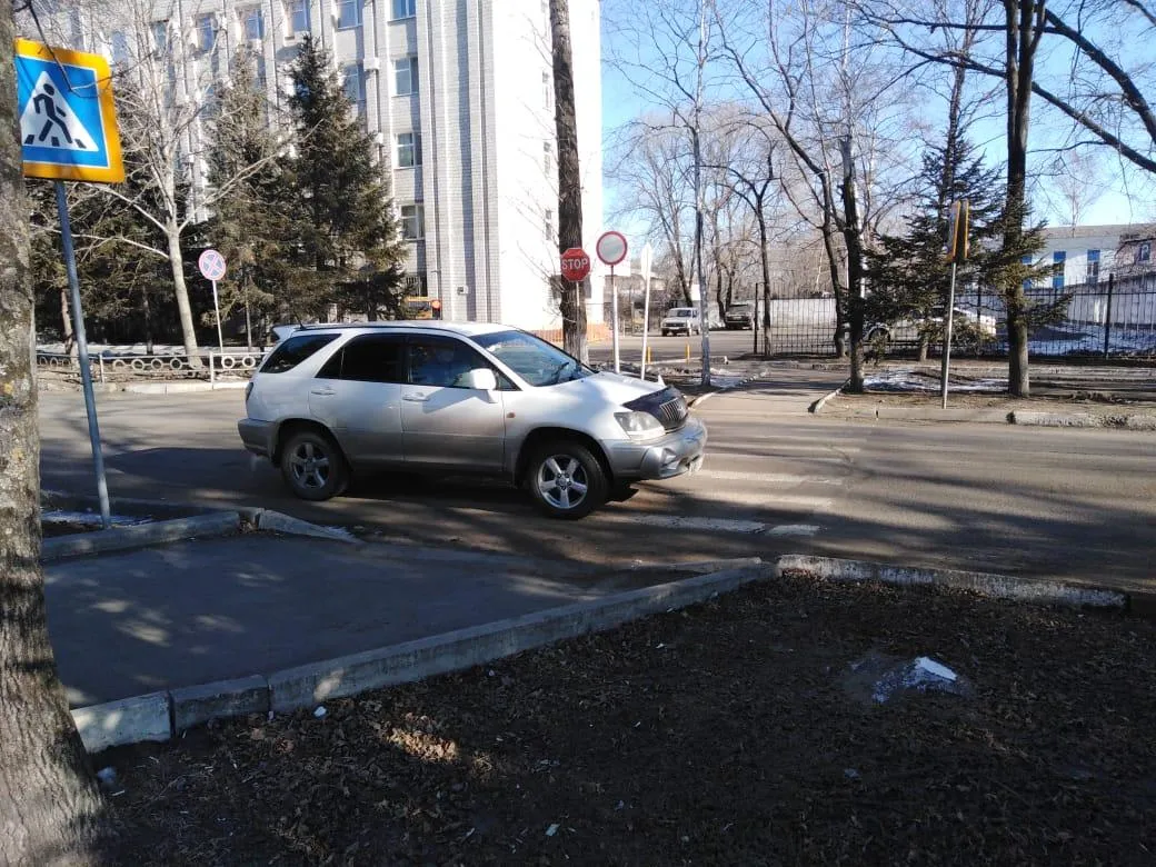 Пешехода сбили на зебре под окнами главного офиса полиции в Биробиджане