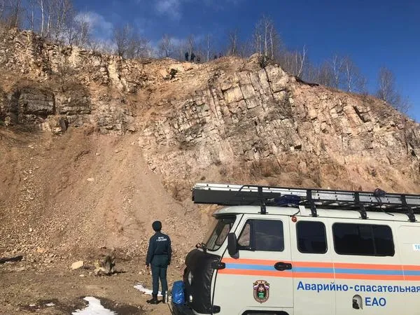 Недетские игры: мальчика с отвесной стороны сопки сняли спасатели в Биробиджане