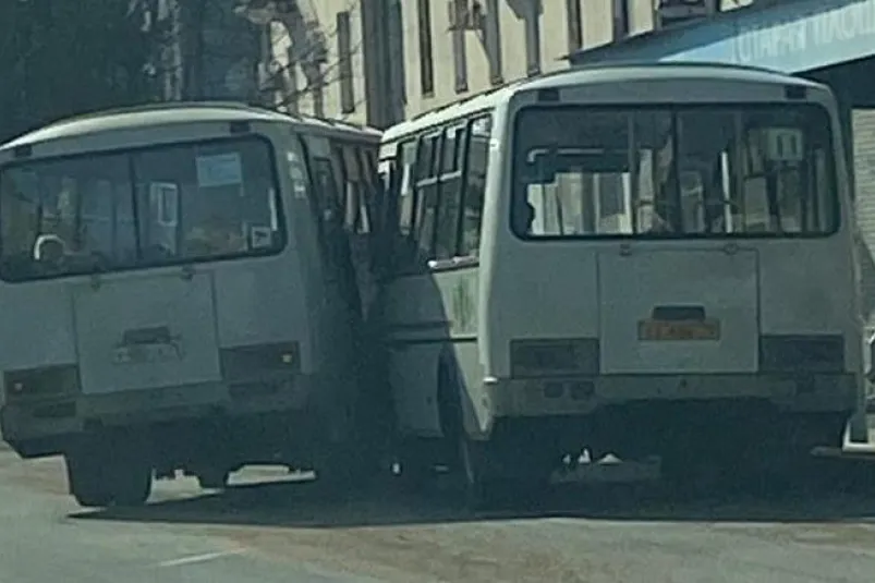 Не поделили остановку и столкнулись два пассажирских автобуса в центре Биробиджана