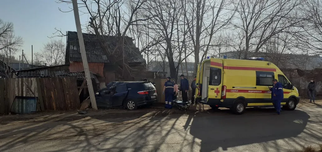 ВИДЕО: Автоледи влетела в забор в Биробиджане: двое пострадавших