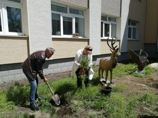 Скульптуры из дерева теперь будут украшать пришкольную территорию в с. Птичник ЕАО