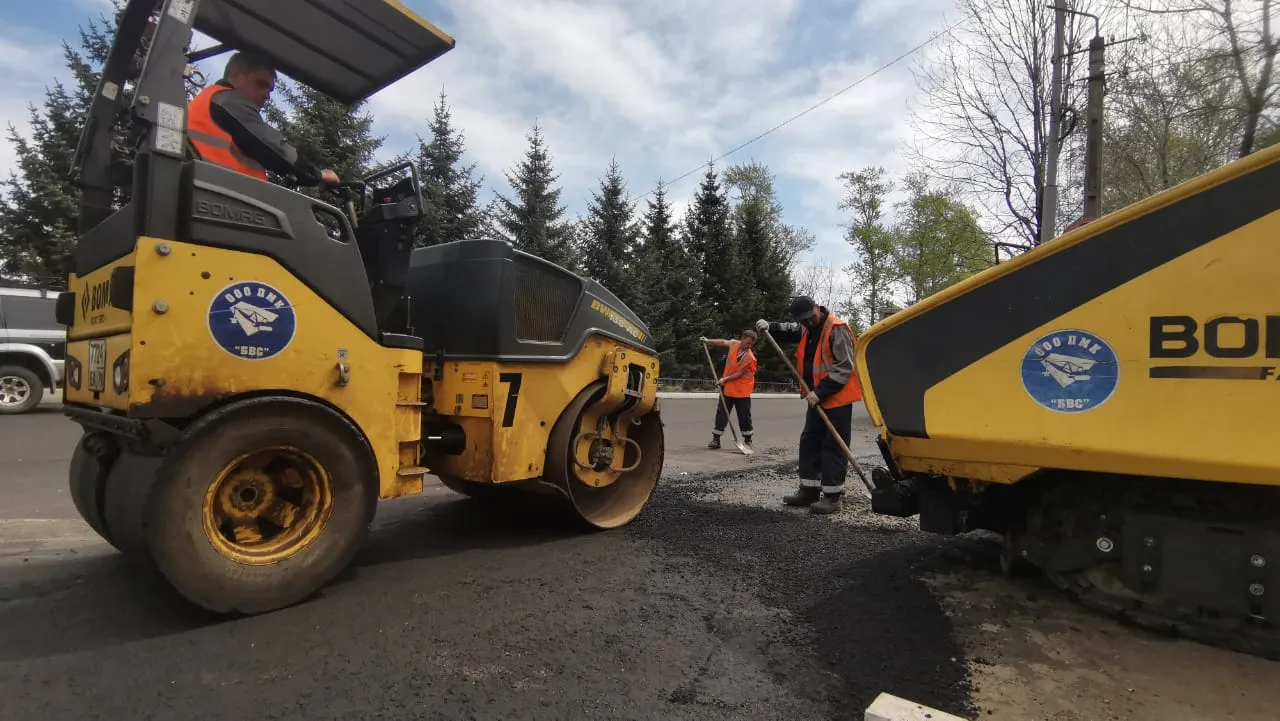 К укладке выравнивающего слоя асфальта приступили в Биробиджане