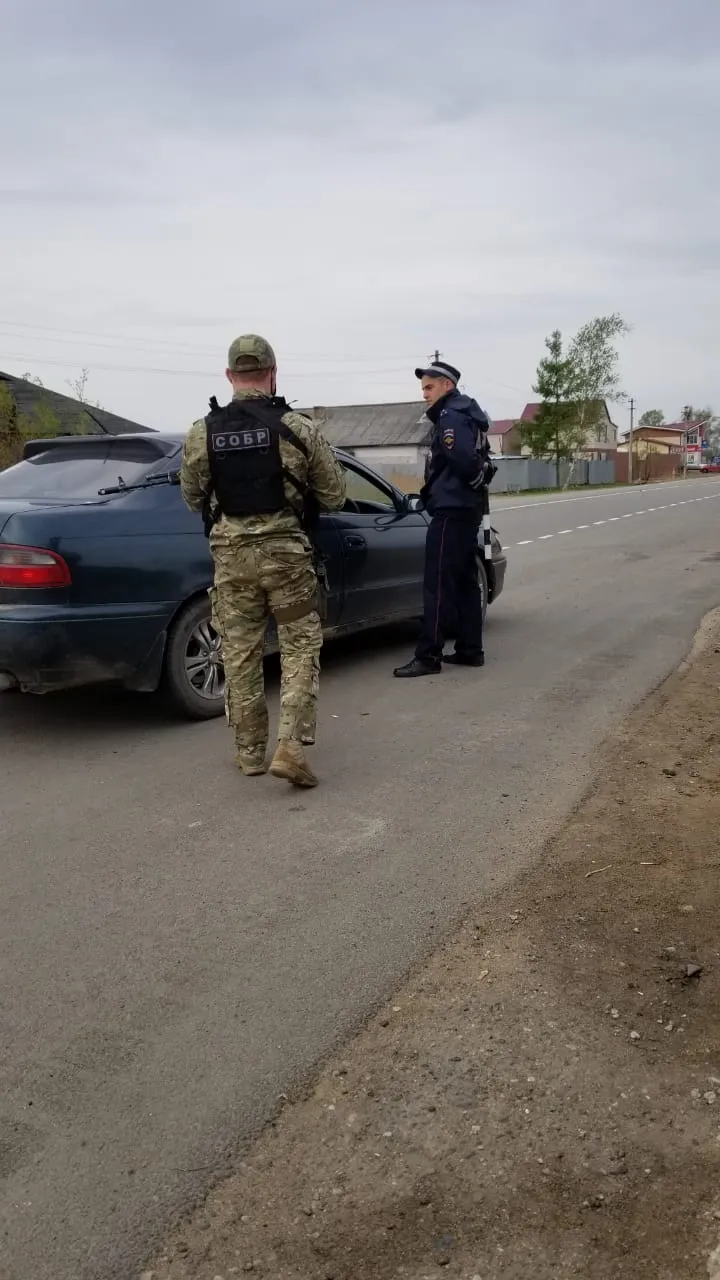 Бутылки и полимерный пакет с наркотиками изъяли у автоледи в ЕАО