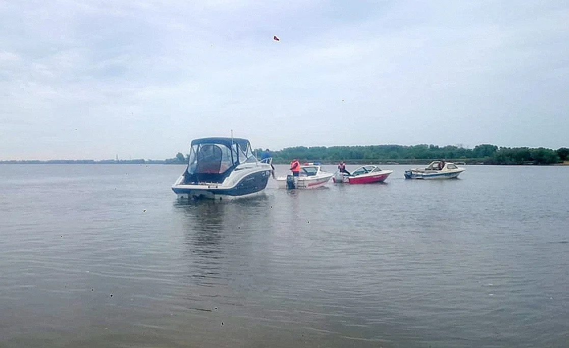 Провели ночь на воде мужчина с ребенком в севшем на мель катере в ЕАО