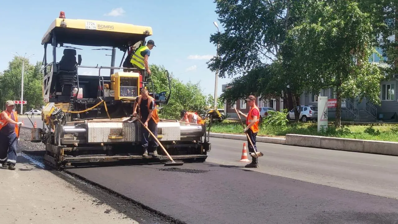 К укладке верхнего слоя асфальта приступили в Биробиджане