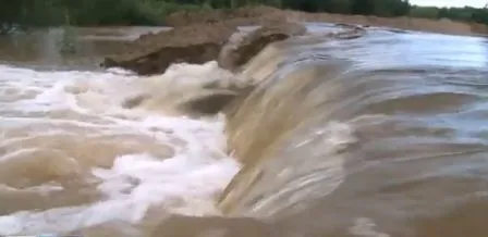 Не выдержала напора воды новая дамба, срок службы которой рассчитан на 50 лет, в Биробиджане