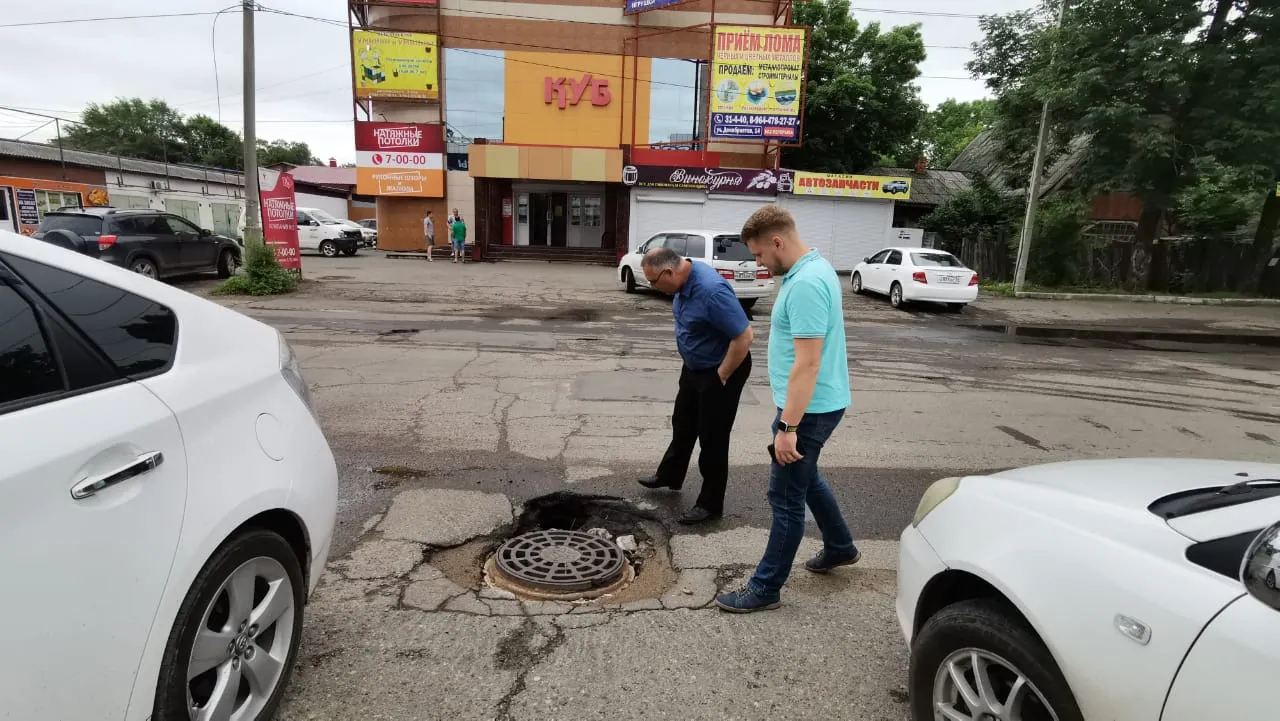 Очередной провал: дыру в дороге по ул. Дзержинского обследуют специалисты в Биробиджане