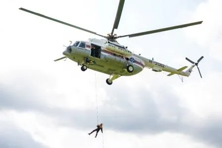 ВИДЕО: С вертолёта без парашюта - в МЧС  ЕАО тренируются искать и спасать