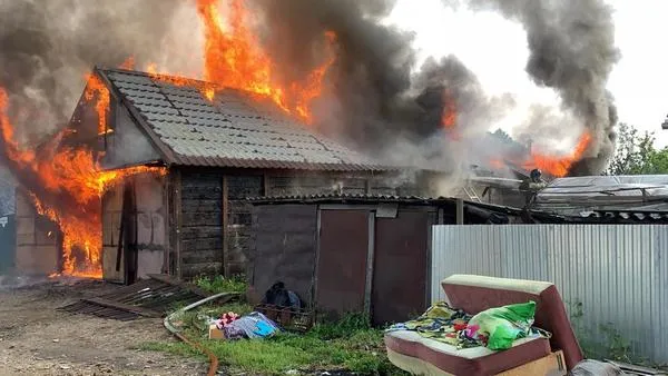 ВИДЕО: Впервые растопил баню и тут же спалил её житель Биробиджана