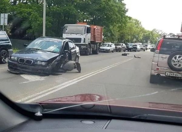 ДТП на встречной полосе: очередная авария в Биробиджане из-за безответственности водителя