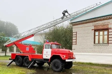 Площадь горения в школе более 30 квадратов условно тушили огнеборцы Облучья