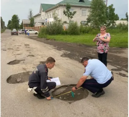 Прокуратура прошлась по дорогам пос. Смидович и подала на главу поселения в суд