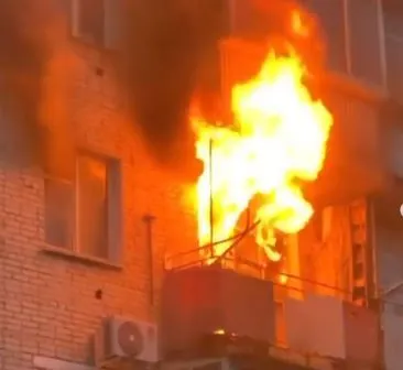 ВИДЕО: Пожар в жилом доме бушует в центре Биробиджана