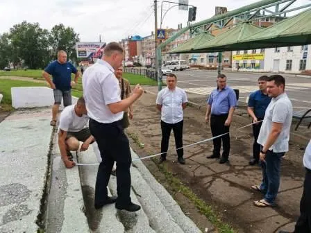 Для инвалида, пешехода и велосипедиста: полным ходом ремонтируют тротуары в Биробиджане