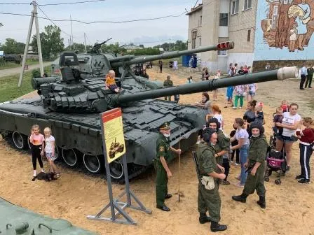 ФОТО: Военная техника вошла в одно из сёл ЕАО