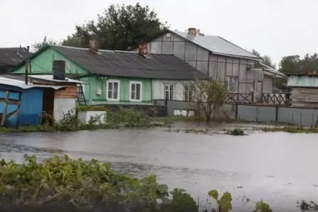 На плавающем транспорте из зоны затопления вывозят пострадавших в Ленинском районе