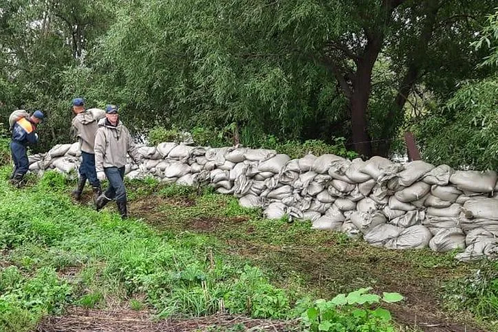 Дамбами от паводка начали защищаться в ЕАО