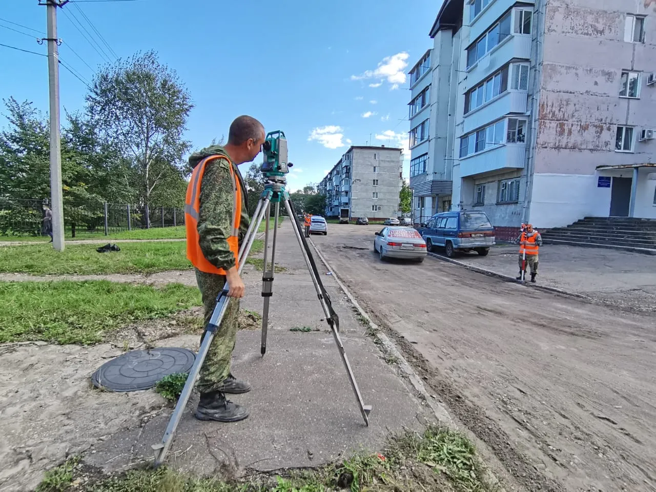 Жалобы услышаны: «убитую» дорогу в районе школы № 14 начали ремонтировать в Биробиджане