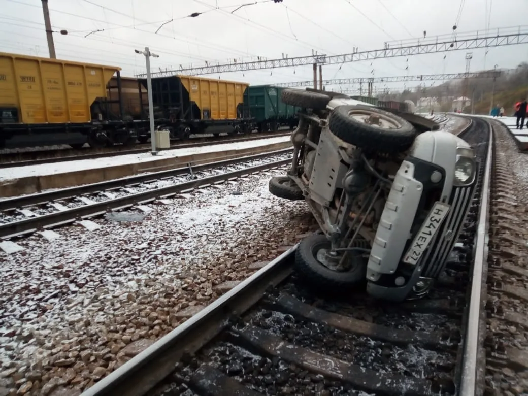 ВИДЕО: С обрыва на железнодорожные пути свалился автомобиль в Облучье ЕАО