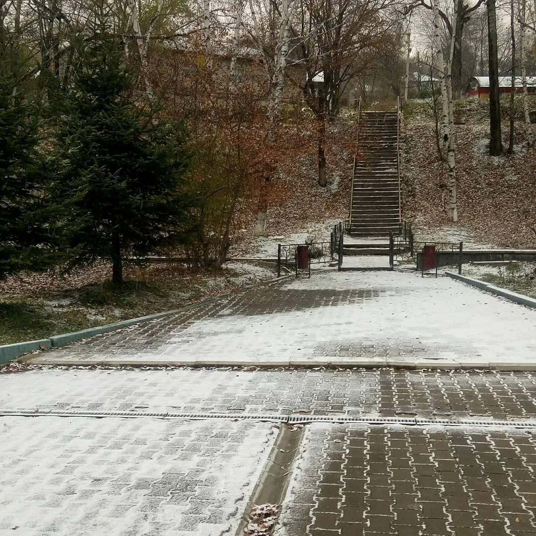 Снег в октябре в нашу осень с разбега - первая пороша в г. Облучье ЕАО