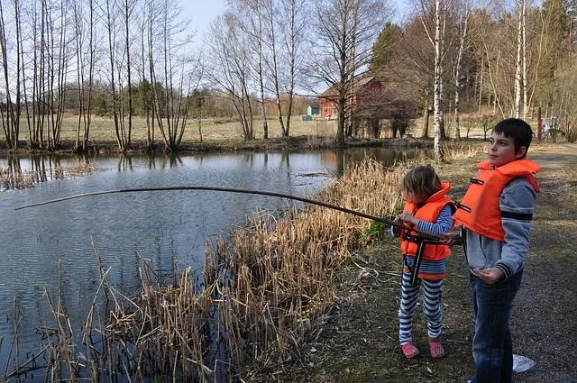 За играющими у водоёма детишками пристально следить призывает ГИМС ЕАО