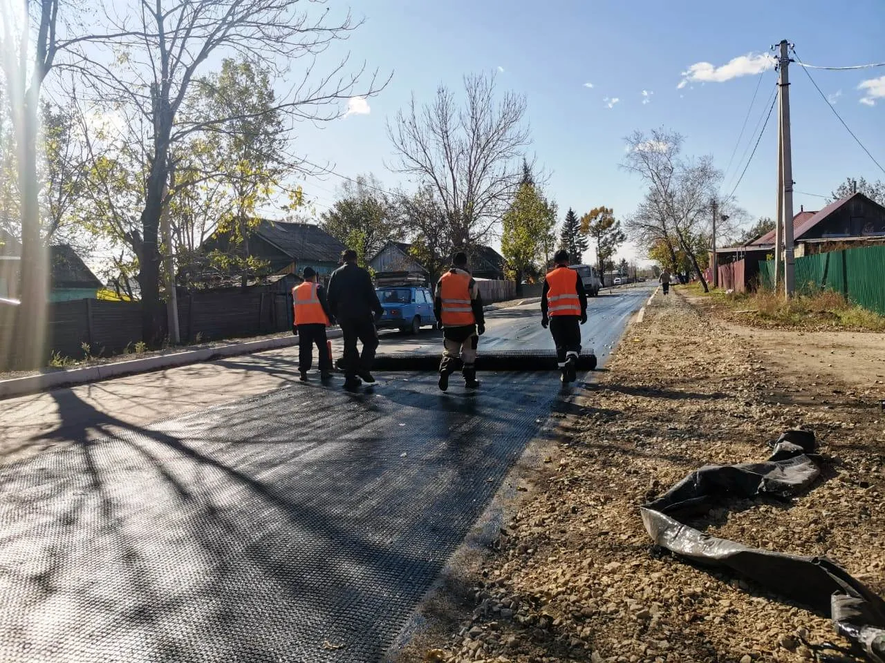 Завершающий слой асфальта укладывают по ул. Школьной в Биробиджане