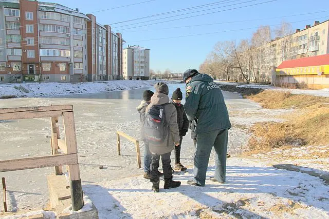 Согнали школьников с хрупкого льда и показали им видео биробиджанские сотрудники МЧС России