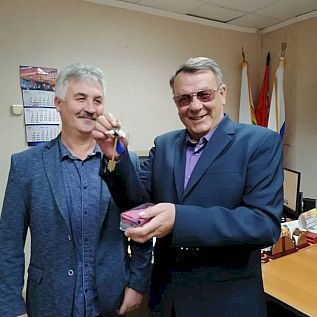 Получил жильё ведущий артист Биробиджанской областной филармонии