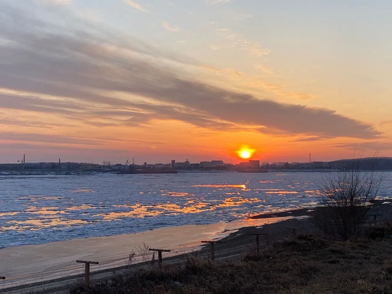 Крупные льдины появляются на реке Амур в ЕАО