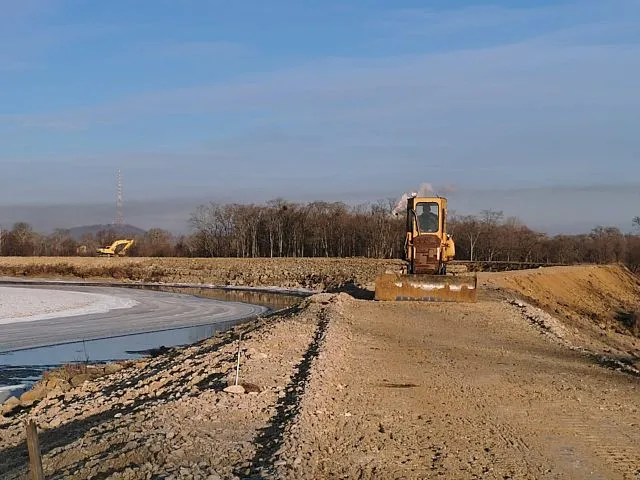 Печально известное водозащитное сооружение вскоре должны сдать в Биробиджане